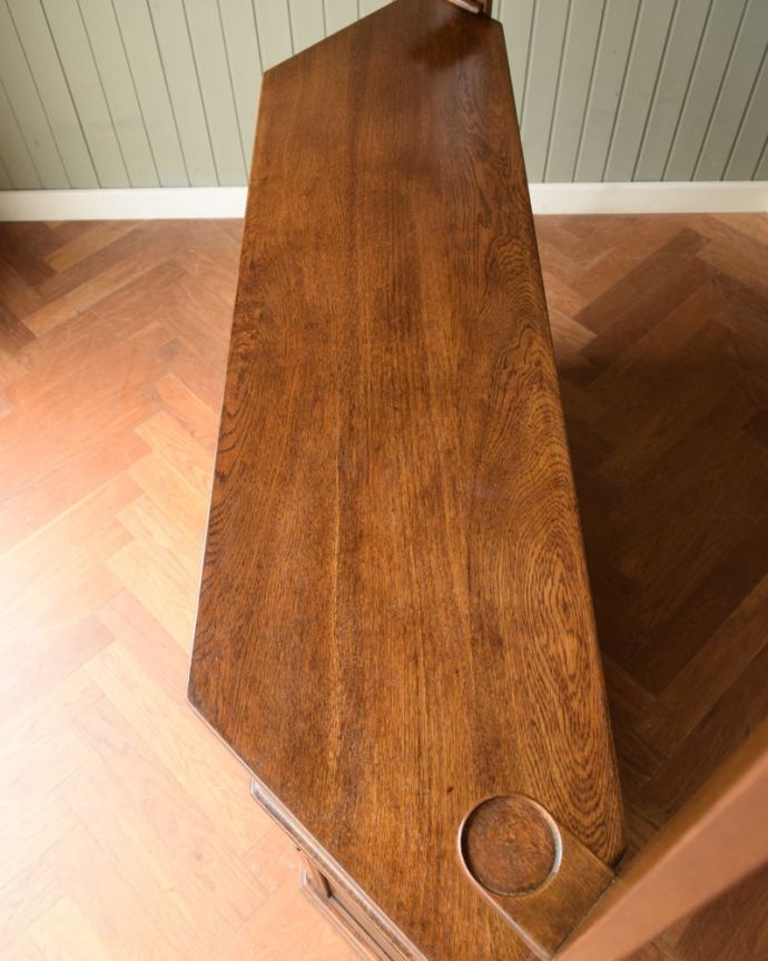 アンティークのキャビネット アンティーク家具 アンティーク カウンター 天板を上から見ると・・・もちろん作業に使う天板部分は、修復の際、塗装も一度剥離して仕上げたのでこんな感じでピッカピカです。(k-2821-f)