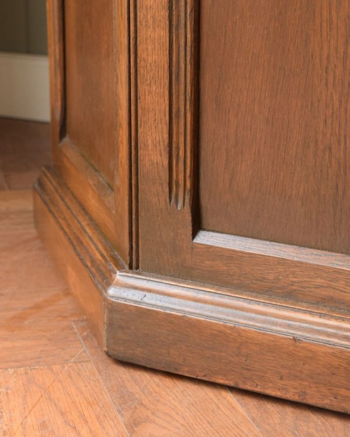 アンティークのキャビネット アンティーク家具 アンティーク カウンター 女性1人でラクラク運べちゃうんですHandleのアンティークは、脚の裏にフェルトキーパーをお付けしているので、大型家具と言えども床を滑らせれば女性の力でも移動が出来ちゃうんです。(k-2821-f)