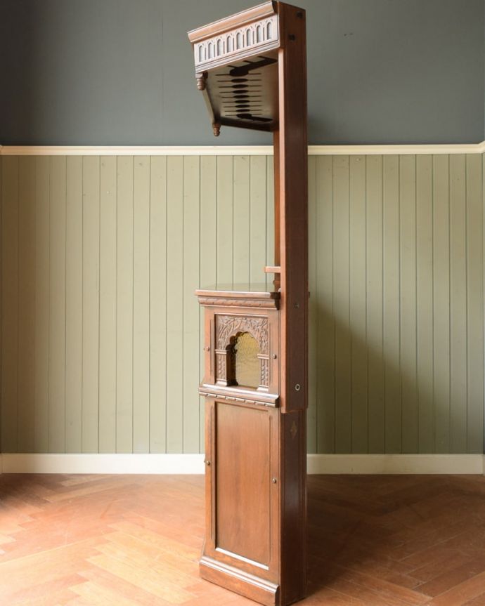 アンティークのキャビネット アンティーク家具 アンティーク カウンター 横から見ても素敵なんですもちろん、横から見てもキレイに仕上がっているので、グルッと360度使える家具なので、いろんな場所に置いて楽しみながら使って下さい。(k-2821-f)