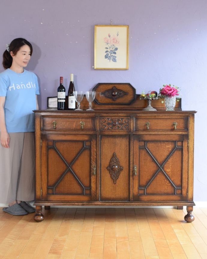 サイドボード アンティーク家具 アンティーク サイドボード 英国アンティーク家具らしい重厚なオトナの美しさ重厚感のあるドッシリとした雰囲気の彫がたっぷり入ったサイドボード、もともとはダイニングでサーブ用に使われていた家具です。(k-2822-f)