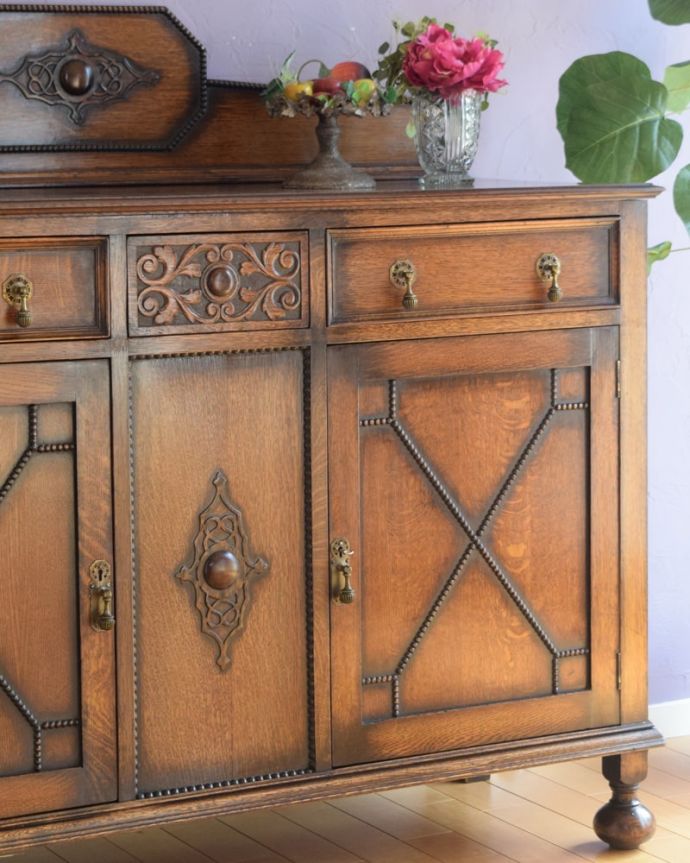 サイドボード アンティーク家具 アンティーク サイドボード やっぱり魅力は英国らしい彫まだ機械が発達していない時代に、こんなに堅い木材をどうやって加工したんだろう?って不思議になるくらい細かい彫。(k-2822-f)