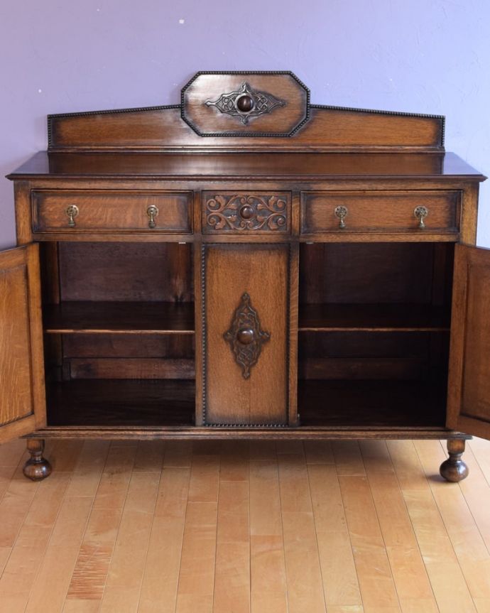 サイドボード アンティーク家具 アンティーク サイドボード 扉の奥にはたっぷりの収納。(k-2822-f)