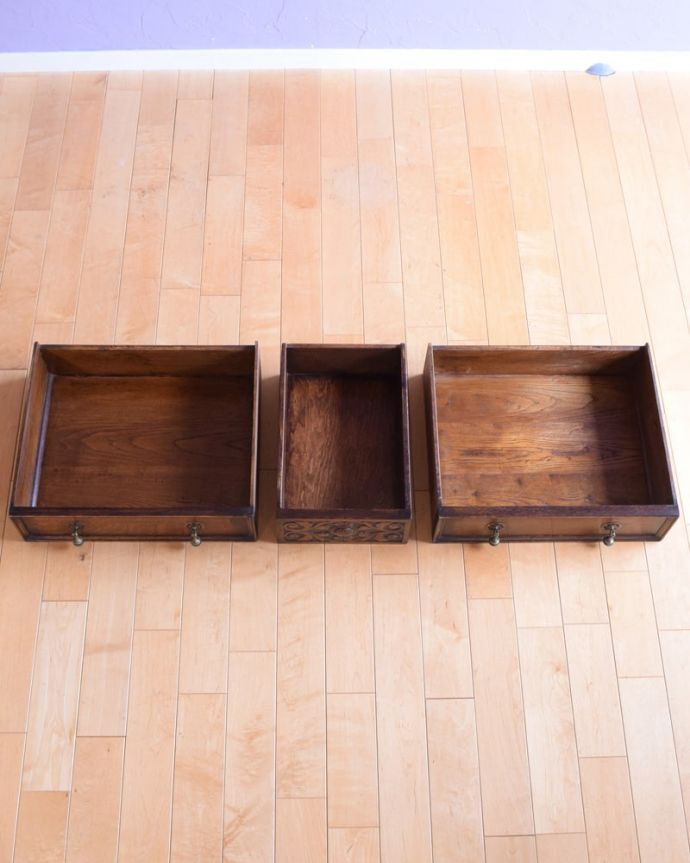 サイドボード アンティーク家具 アンティーク サイドボード 引き出しの中もキレイに修復しましたもともとカトラリーを入れて使っていた引き出し。(k-2822-f)