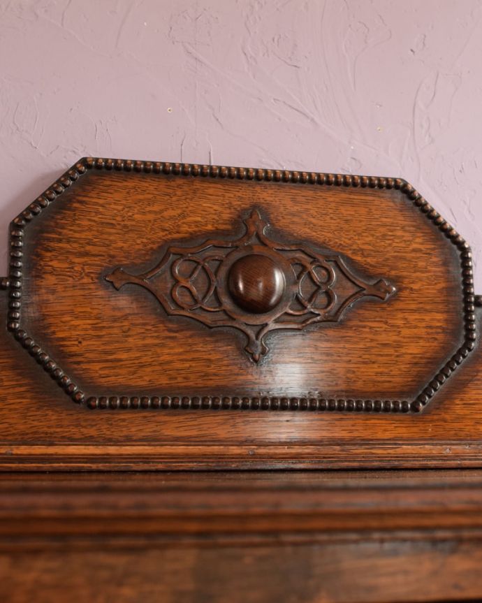 サイドボード アンティーク家具 アンティーク サイドボード 至る所に繊細な彫いろんな彫のデザインがありますが、個人的に美しいと思える女性らしく優雅なデザインを選んできました。(k-2822-f)