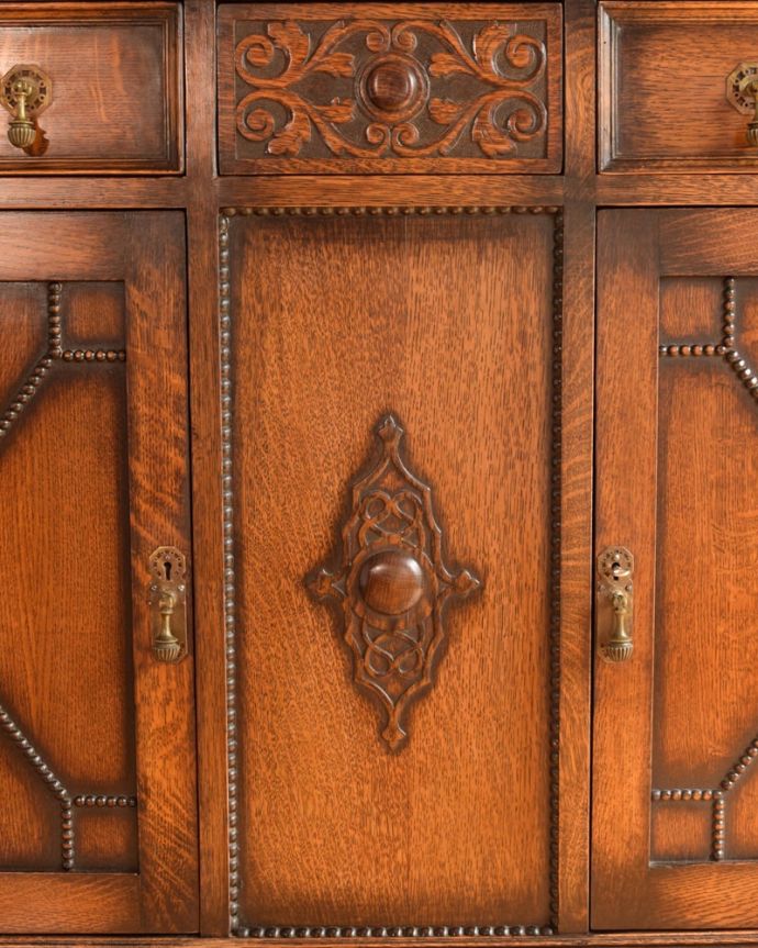 サイドボード アンティーク家具 アンティーク サイドボード 惚れ惚れするような美しさとっても堅い無垢材に一体どうやって彫っていったんでしょう?アンティークらしく細かい彫りを眺めているだけでうっとりしてしまいます。(k-2822-f)