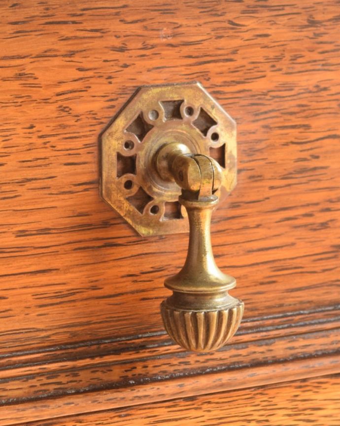 サイドボード アンティーク家具 アンティーク サイドボード 取っ手にまでアンティークらしさ時間の流れが感じられる凝ったデザインの味わい深い取っ手。(k-2822-f)