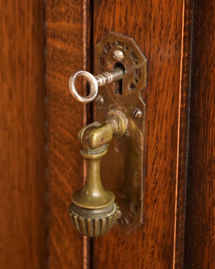 サイドボード アンティーク家具 アンティーク サイドボード 小さなパーツにもこだわりが鍵もついています。(k-2822-f)