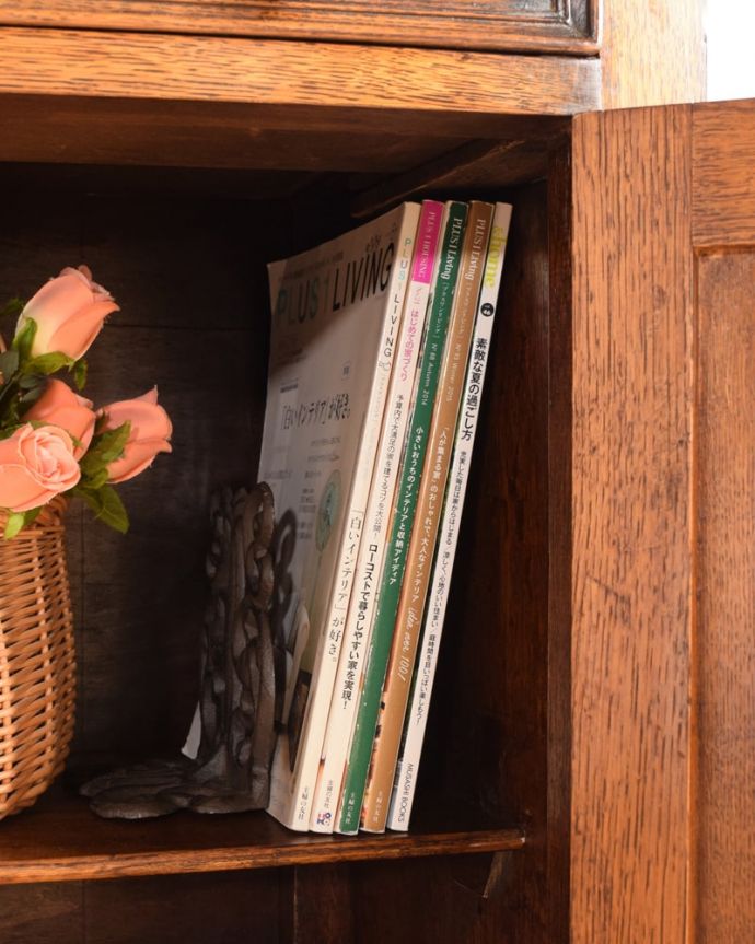 サイドボード アンティーク家具 アンティーク サイドボード 扉の中は収納たっぷりA4サイズの雑誌までしっかり収納出来ちゃう大きさ。(k-2822-f)