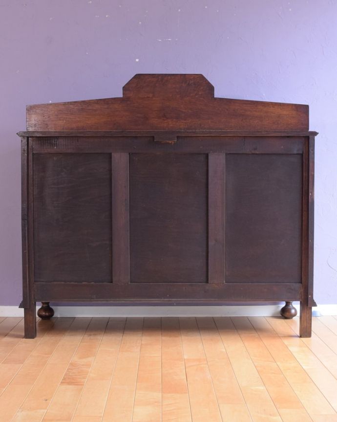 サイドボード アンティーク家具 アンティーク サイドボード さらに後ろ姿もチェックアンティークは新品ではないので、もちろん経年変化によるキズはありますが、専門の職人がキレイに修復しました。(k-2822-f)