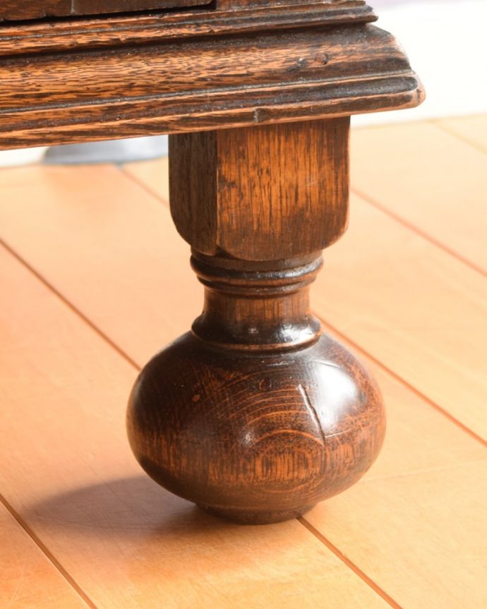 サイドボード アンティーク家具 アンティーク サイドボード 女性1人でラクラク運べちゃう仕掛けHandleのアンティークは、脚の裏にフェルトキーパーをお付けしています。(k-2822-f)