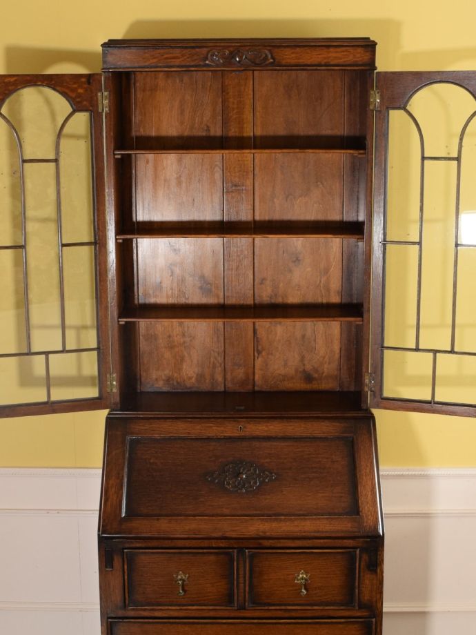 ビューローキャビネットの扉の中