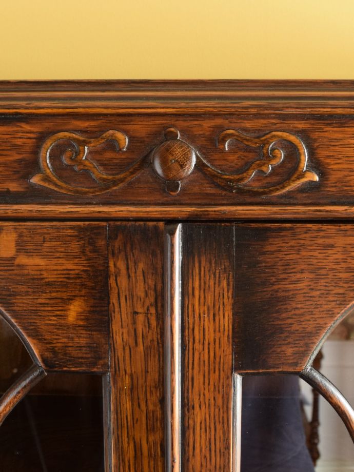 アンティークビューローブックケースの彫