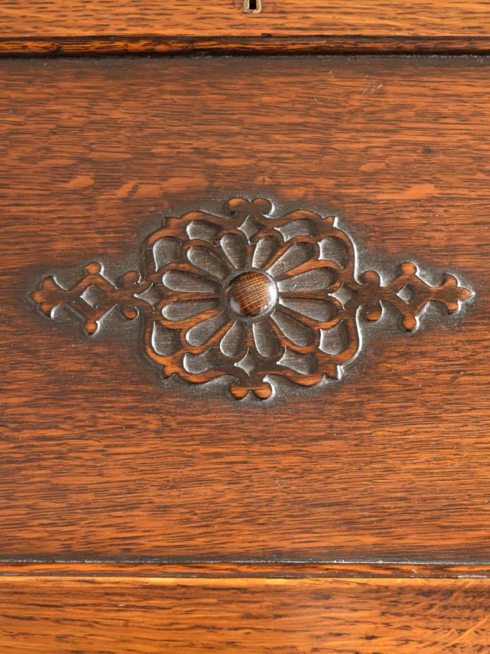 ビューローの華やかな装飾