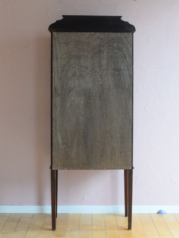 キャビネットの後ろ姿