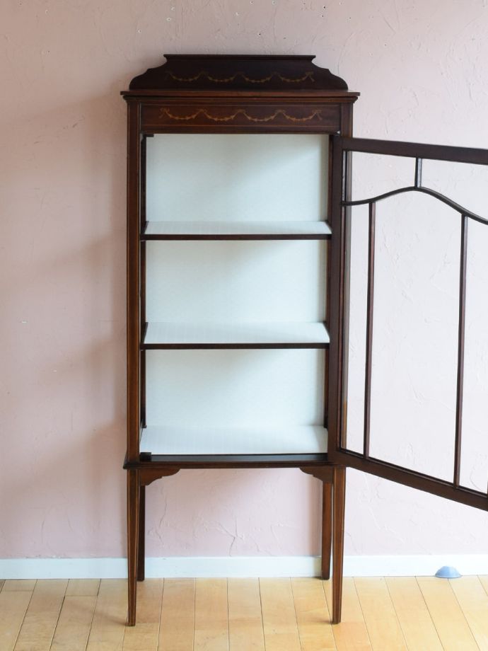 ガラスキャビネットの扉の中