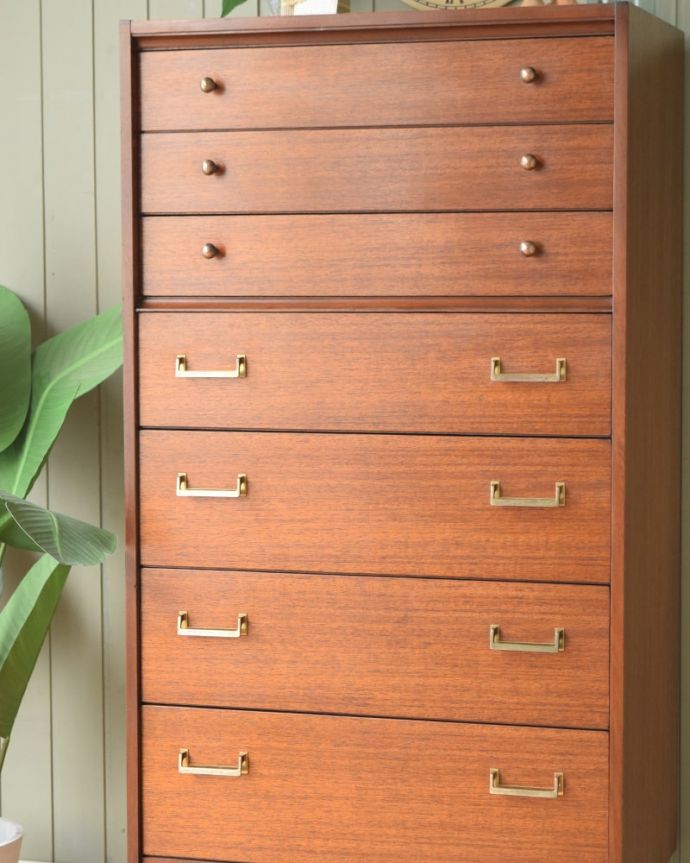 アンティークのチェスト　アンティーク家具　アンティーク チェスト(Ｇplan)　見えない所もこだわっていますヴィンテージの家具は年代が若いので簡単な修復だけでも使えちゃうんだけれど、長く使って頂けるように、見えない部分もしっかりこだわって修復しています。(k-2825-f)