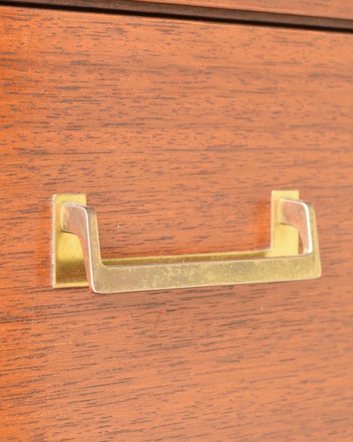 アンティークのチェスト　アンティーク家具　アンティーク チェスト(Ｇplan)　カッコいい取っ手もデザインの一部デザインの一部になっているカッコいい取っ手。(k-2825-f)