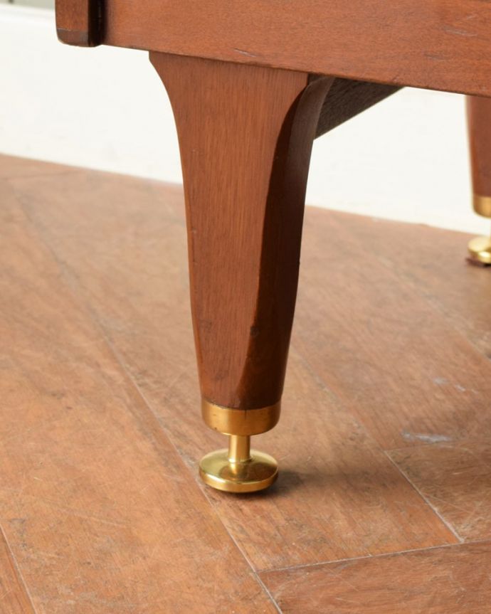 アンティークのチェスト　アンティーク家具　アンティーク チェスト(Ｇplan)　女性1人でラクラク運べちゃう仕掛けHandleのアンティークは、脚の裏にフェルトキーパーをお付けしています。(k-2825-f)