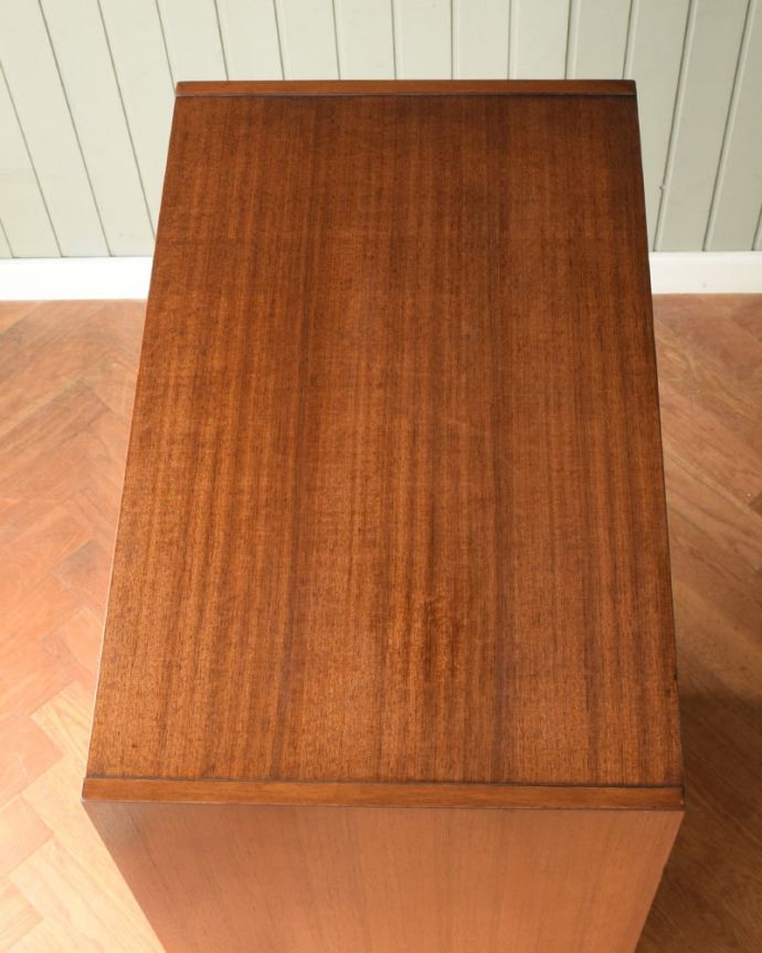 アンティークのチェスト　アンティーク家具　アンティーク チェスト(Ｇplan)。上から見ると･･･天板はこんな感じです。(k-2825-f)