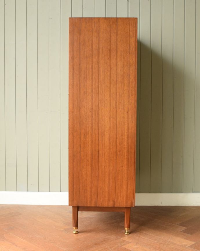 アンティークのチェスト　アンティーク家具　アンティーク チェスト(Ｇplan)　横から見てもスッキリシンプルだからこそ、どこから見てもカッコいいようにしっかりお直ししました。(k-2825-f)