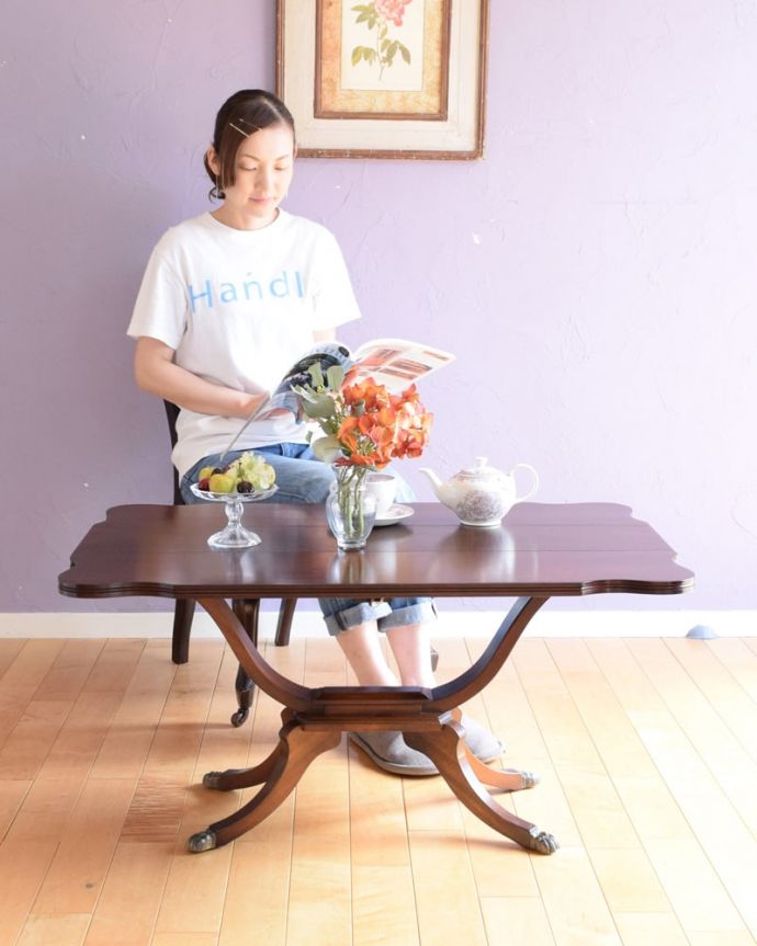 アンティークのテーブル アンティーク家具 アンティーク コーヒーテーブル 蝶の羽がモチーフになった美しいテーブルまるで蝶々が羽を広げるように折りたたみが出来るところから名前が付けられた「バタフライ(蝶々)テーブル」。(k-2827-f)