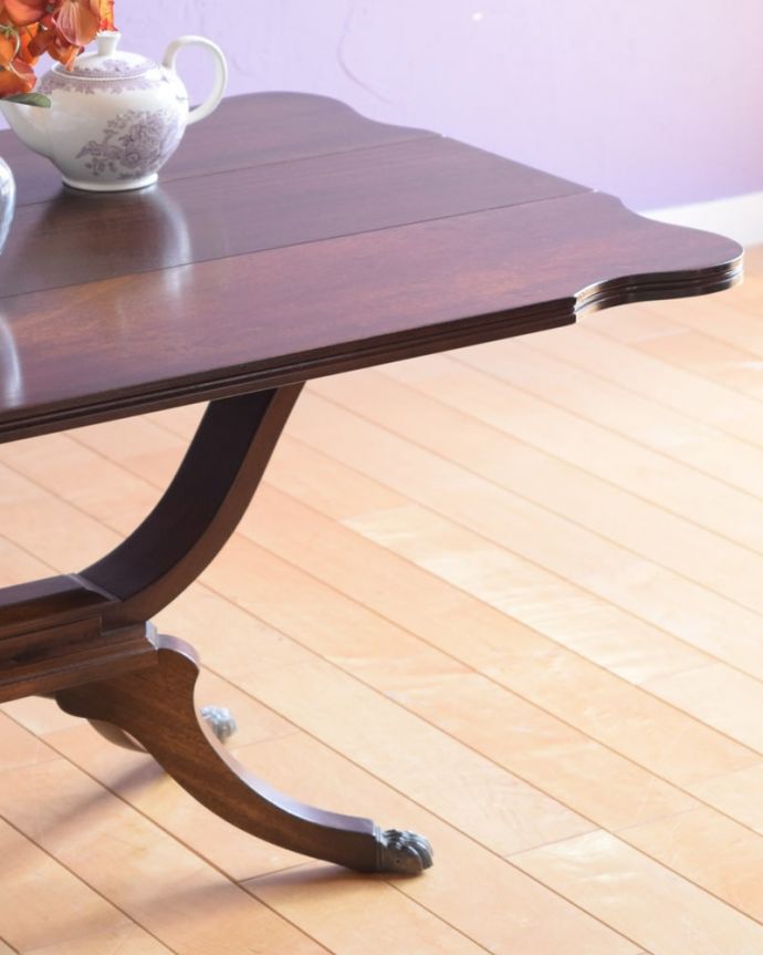 アンティークのテーブル アンティーク家具 アンティーク コーヒーテーブル 英国アンティークらしい優雅な姿にうっとりアンティークらしいデザインの美しさ。(k-2827-f)