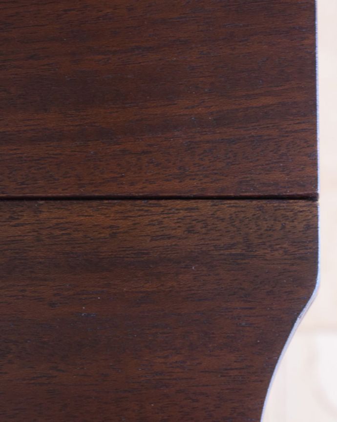 アンティークのテーブル アンティーク家具 アンティーク コーヒーテーブル 天板を近くから見ると・・・Handlleでは修復の際、古い塗装を剥離して再塗装を施していますので、天板もキレイに仕上がっています。(k-2827-f)