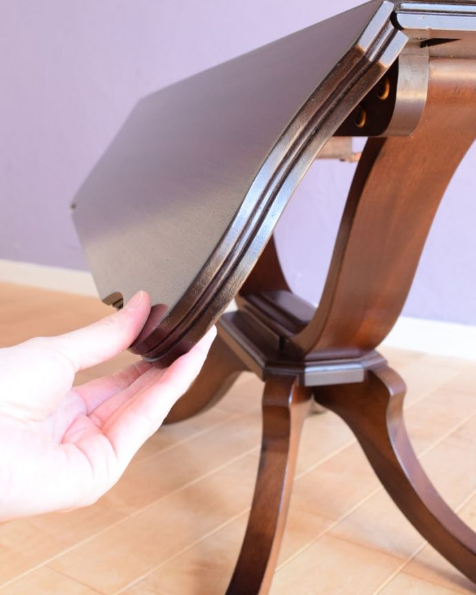 アンティークのテーブル アンティーク家具 アンティーク コーヒーテーブル あっという間にサイズ変更OK!天板を持ち上げてバーを出すだけで、簡単にサイズが変えれます。(k-2827-f)