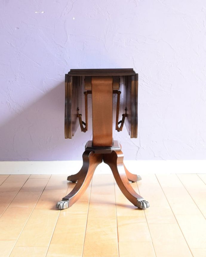 アンティークのテーブル アンティーク家具 アンティーク コーヒーテーブル リーフを畳むと・・・天板の両側のリーフを畳むと意外にコンパクト。(k-2827-f)