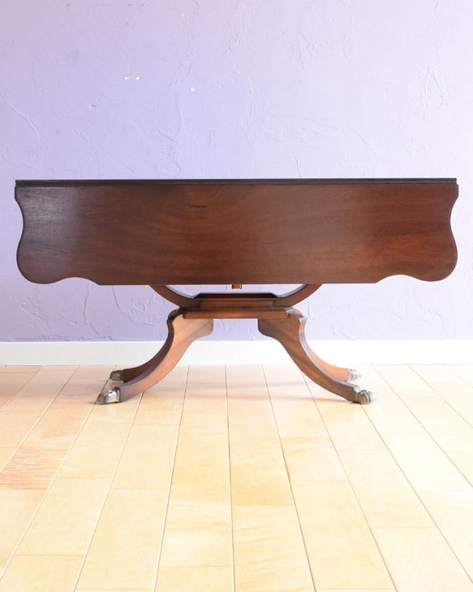 アンティークのテーブル アンティーク家具 アンティーク コーヒーテーブル 天板を畳むとこんな感じ閉じたときは、また違った表情を見せて楽しませてくれます。(k-2827-f)