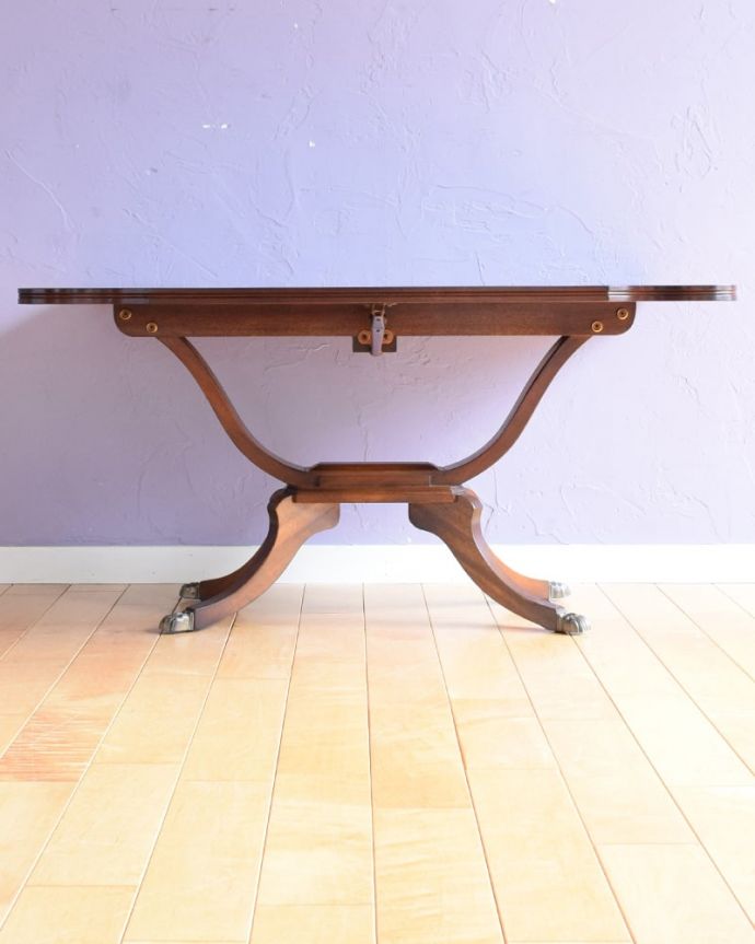 アンティークのテーブル アンティーク家具 アンティーク コーヒーテーブル 横から見てもステキ脚元のデザインは、横から見ると、より美しさが分かります。(k-2827-f)