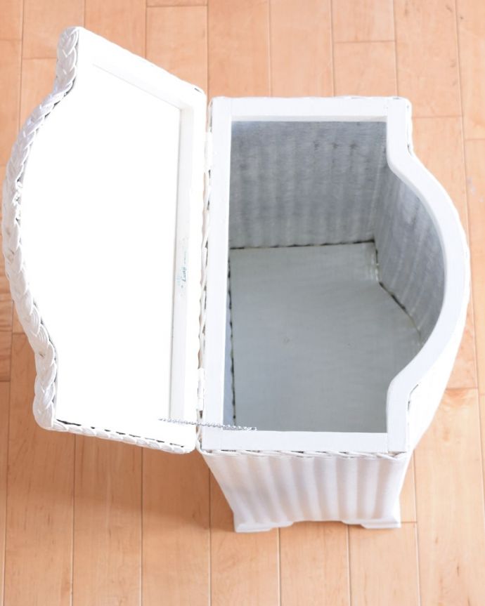 アンティーク|ロイドルーム アンティーク家具 イギリスから届いたキレイなアンティーク、ロイドルームのランドリーボックス。フタを開くと・・・中はとってもキレイに仕上げたので、リビングで散らかっている本やクッションブランケットはもちろん、ゴミ箱としても使えます。(k-2828-f)