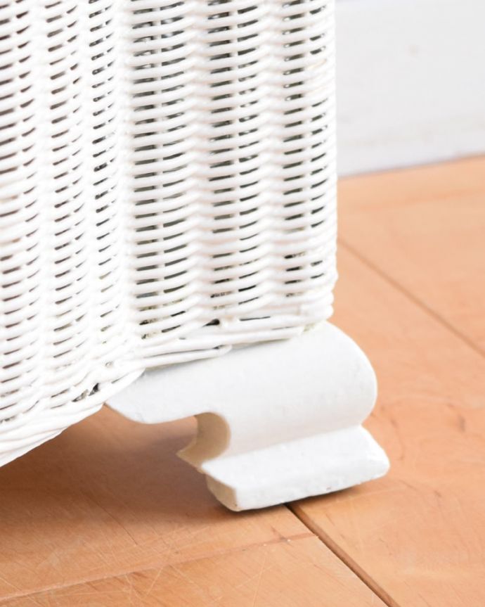 アンティーク|ロイドルーム アンティーク家具 イギリスから届いたキレイなアンティーク、ロイドルームのランドリーボックス。持ち上げなくても移動ラクラクHandleのアンティーク家具の足の裏にはフェルトキーパーをお付けしているので床を滑らせて移動できます。(k-2828-f)