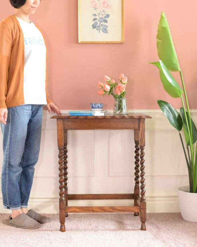 アンティークのオケージョナルテーブル