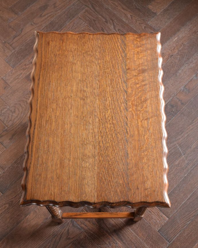 アンティークのサイドテーブルの天板