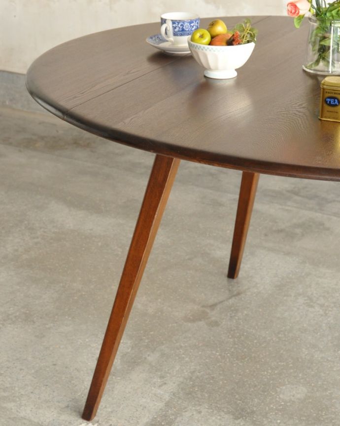 アーコールの家具　アンティーク家具　アンティーク テーブル　クールな表情の中に見えるアーコールらしい優しさアーコールの家具って、角の落とし方が独特。(k-2832-f)