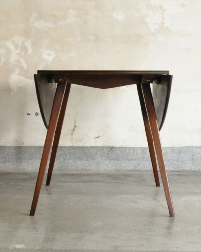 アーコールの家具　アンティーク家具　アンティーク テーブル　横から見てもステキ使わないときは、たたんで壁につけておけば、お部屋が広く使えます。(k-2832-f)