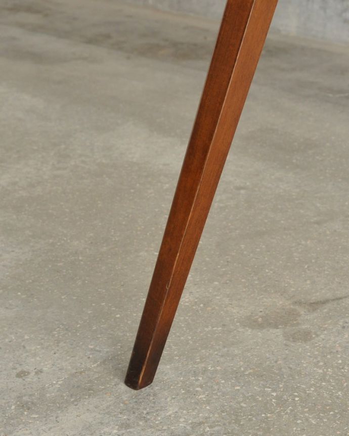 アーコールの家具　アンティーク家具　アンティーク テーブル　持ち上げなくても移動できます！Handleのアンティークは、脚の裏にフェルトキーパーをお付けしていますので、持ち上げなくても床を滑らせて移動させることが出来ます。(k-2832-f)