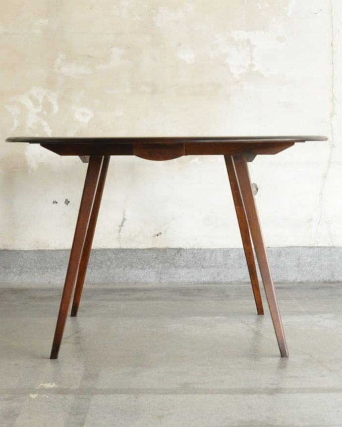 アーコールの家具　アンティーク家具　アンティーク テーブル　クルッと回転！アンティークは新品ではないので、もちろん経年変化によるキズはありますが、専門の職人がキレイにお直しをしているので、どこから見てもキレイです。(k-2832-f)