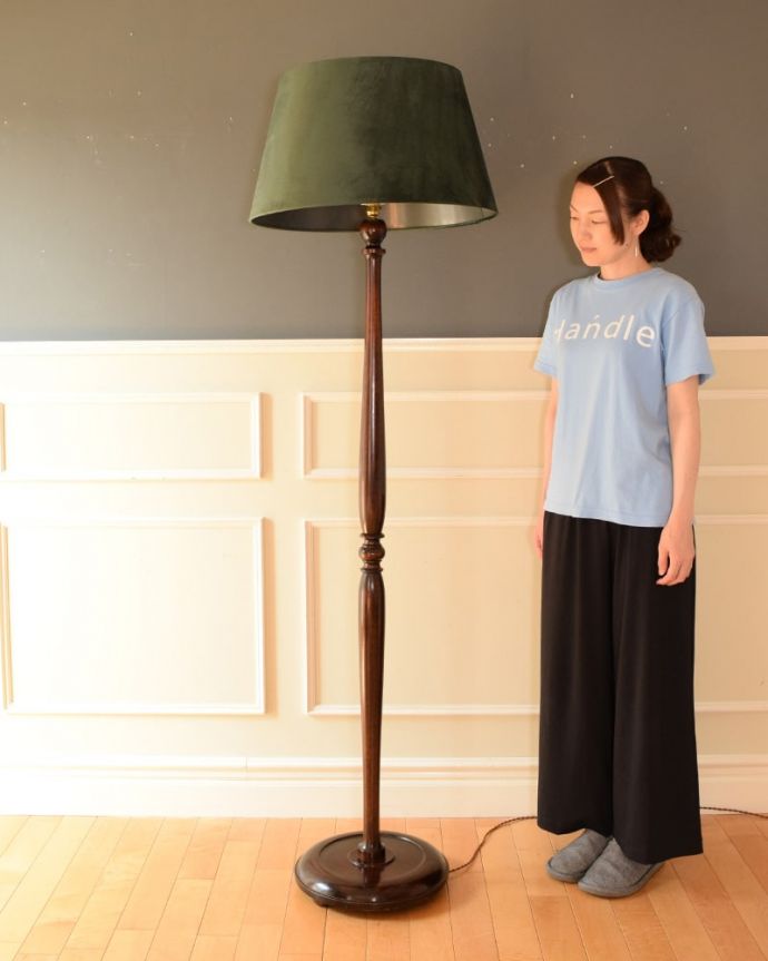 英国輸入のスタンドライト、シェード付きのアンティークフロアランプ