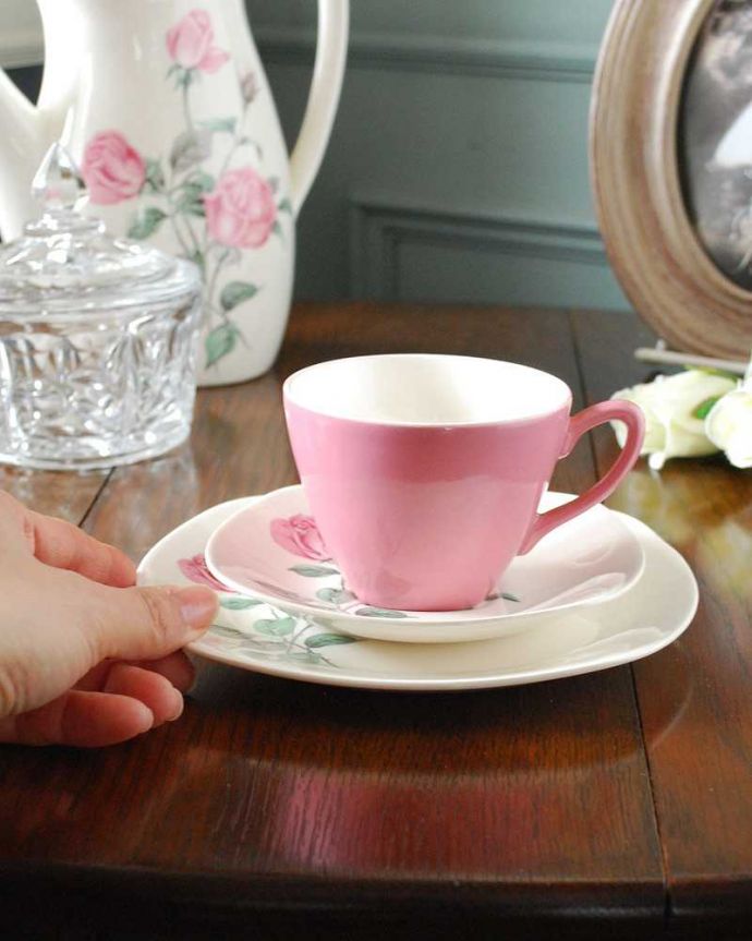 アンティーク 陶磁器の雑貨 アンティーク雑貨 ミッドウィンター・スタイルクラフトシリーズ、ピンクローズが華やかなアンティークカップ&ソーサー(トリオ)。お茶の時間をもっと優雅に・・・眺めているだけじゃもったいないので、実用的に使って下さい。(k-2834-z)