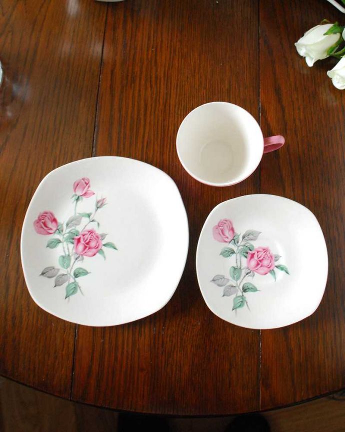 アンティーク 陶磁器の雑貨 アンティーク雑貨 ミッドウィンター・スタイルクラフトシリーズ、ピンクローズが華やかなアンティークカップ&ソーサー(トリオ)。上から見るとこんな感じです状態のいいものだけを選んでいますが、アンティークなのでキズや欠けがある場合があります。(k-2834-z)