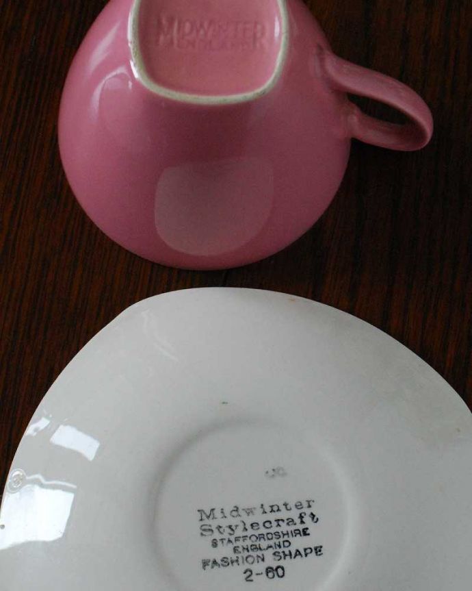 アンティーク 陶磁器の雑貨 アンティーク雑貨 ミッドウィンター・スタイルクラフトシリーズ、ピンクローズが華やかなアンティークカップ&ソーサー(トリオ)。裏側には品質の証製造メーカー保証の意味がこもった窯印、ポーセリンマークがあります。(k-2834-z)