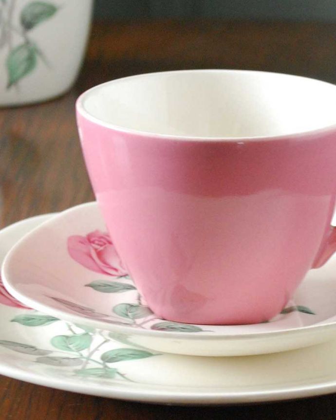 アンティーク 陶磁器の雑貨 アンティーク雑貨 ミッドウィンター・スタイルクラフトシリーズ、ピンクローズが華やかなアンティークカップ&ソーサー(トリオ)。飾って使って楽しむ小さなアンティークアンティークでしか手に入れることが出来ない美しい模様のカップ&ソーサー。(k-2834-z)