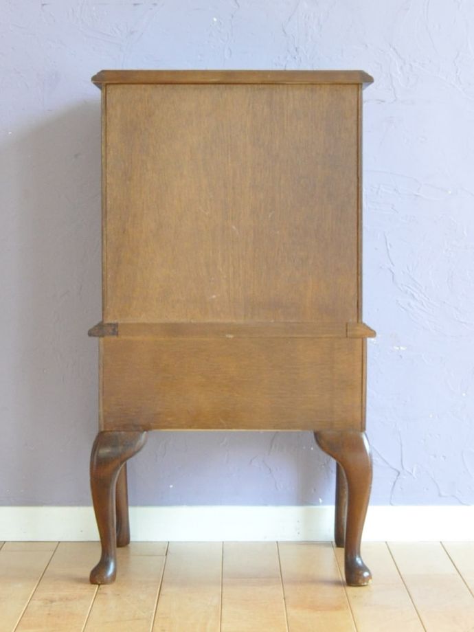 チェストの後ろ姿