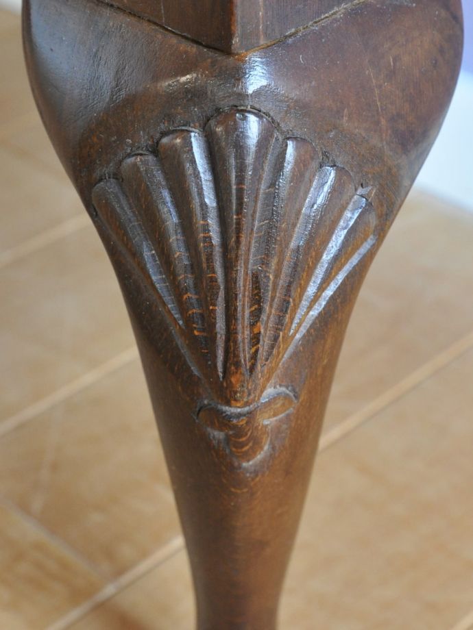 英国アンティーク家具らしい装飾