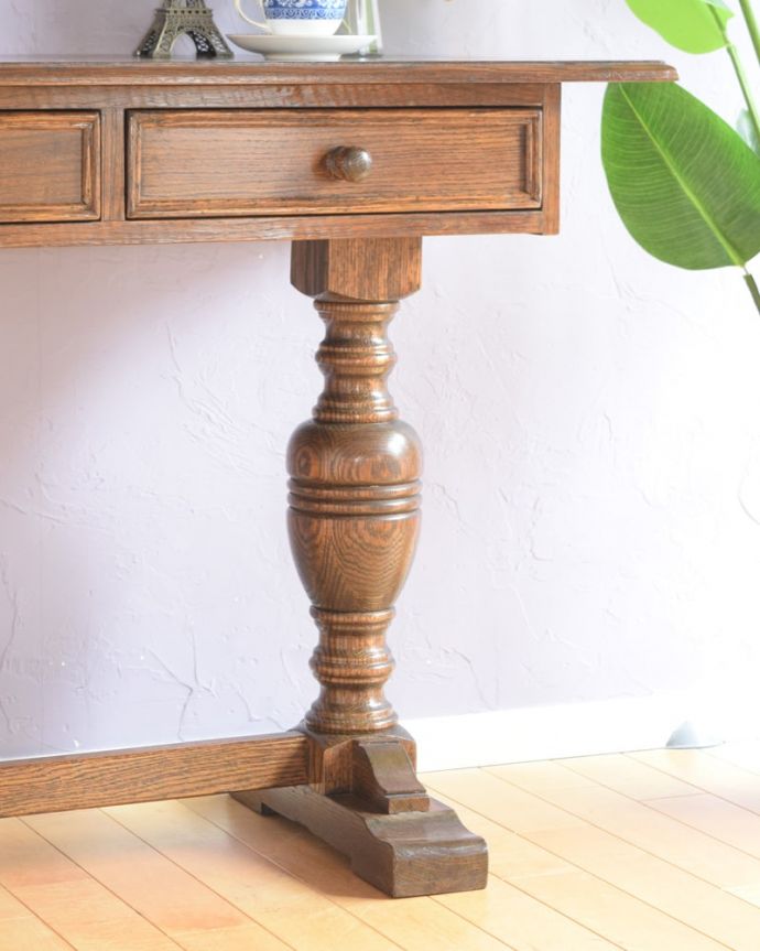 アンティークのテーブル アンティーク家具 アンティーク コンソールテーブル アンティークらしい華やかなデザイン優雅なデザインのアンティーク家具は、壁の前に置くだけで、お部屋の中がグンッと格上げされます。(k-2836-f)