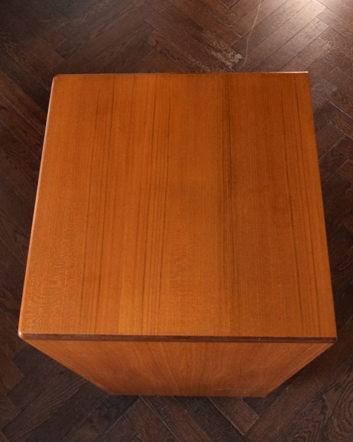 アンティークのキャビネット　アンティーク家具　アンティーク シェルフ（Ｇｐｌａｎ）　上から見てみると･･･天板の塗装も修復の際、もちろんキレイにお直ししました。(k-2837-f)