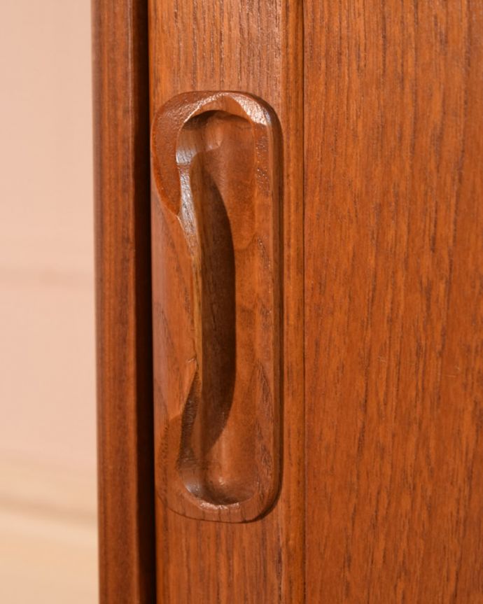 アンティークのキャビネット　アンティーク家具　アンティーク シェルフ（Ｇｐｌａｎ）　アンティークらしい素敵な取っ手デザインが美しい取っ手。(k-2837-f)