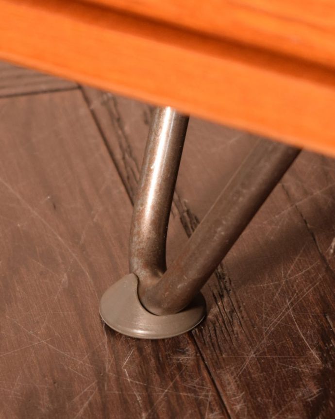 アンティークのキャビネット　アンティーク家具　アンティーク シェルフ（Ｇｐｌａｎ）　女性１人でラクラク運べちゃうんですHandleのアンティークは、脚の裏にフェルトキーパーをお付けしています。(k-2837-f)